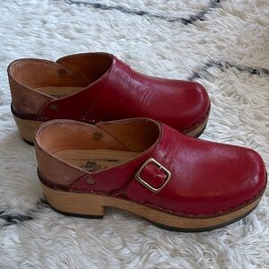 Multnomah Leather Shop Red Leather Clogs with Buckle